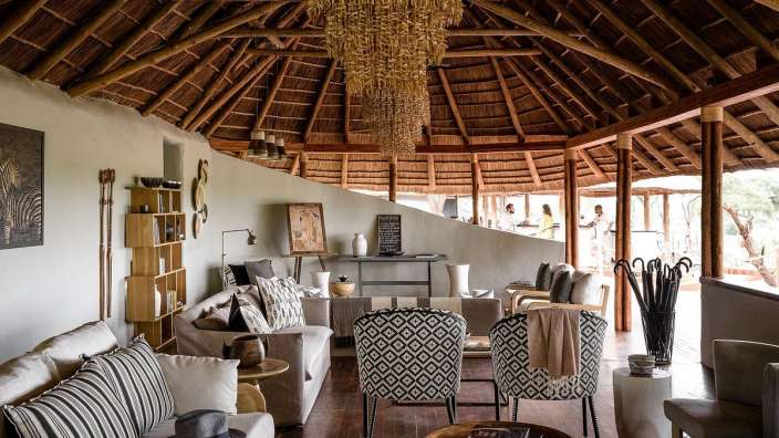 Ein Wohnzimmer mit vielen Möbeln und einem Strohdach