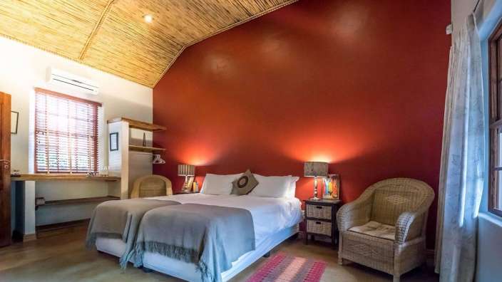 Ein Schlafzimmer mit einem Bett und zwei Stühlen