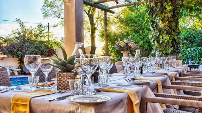 Ein Tisch mit vielen Gläsern und Tellern