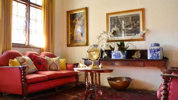 Ein Wohnzimmer mit einem roten Sofa und einem Tisch