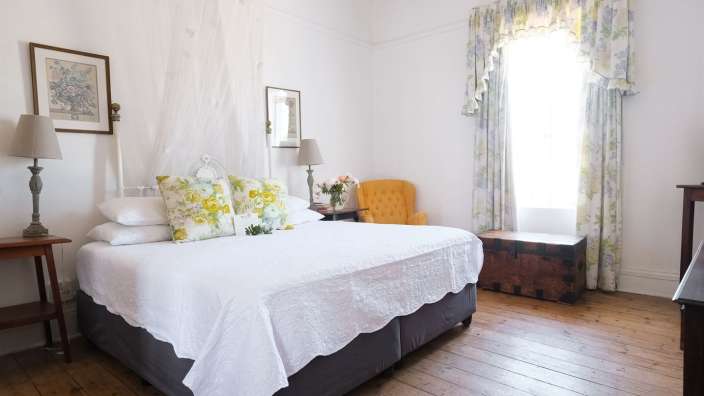 Ein Schlafzimmer mit einem Bett und einem Stuhl