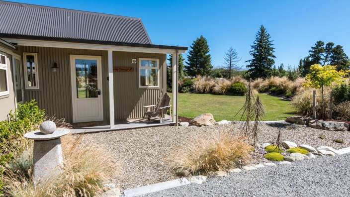 Ein Haus mit einer Veranda und einem Schaukelstuhl davor