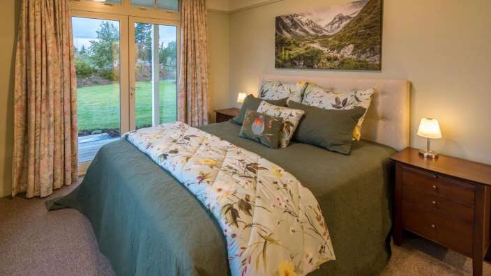 Ein Schlafzimmer mit einem Bett und einem Gemälde an der Wand