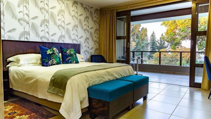 Ein Hotelzimmer mit einem Bett und einem Balkon