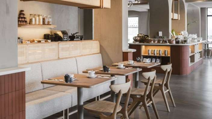 Eine Reihe von Tischen und Stühlen in einem Restaurant