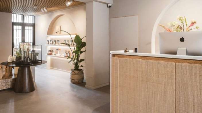 Ein Raum mit einem Tisch und einem Computer darauf