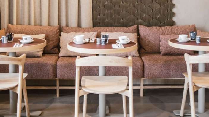 Eine Reihe von Tischen und Stühlen in einem Restaurant