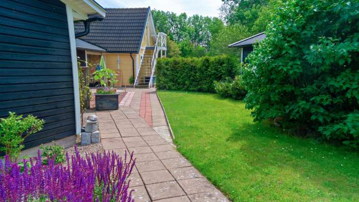 Ein Gehweg führt zu einem Haus mit einer Treppe