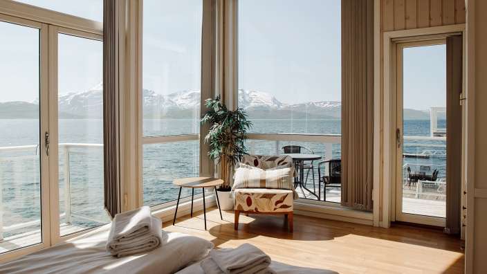 Ein Raum mit vielen Fenstern mit Blick auf den Ozean