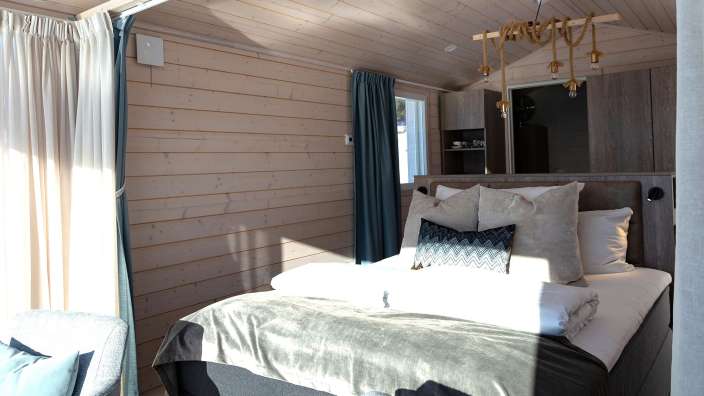 Ein Schlafzimmer mit einem Bett und einem Stuhl