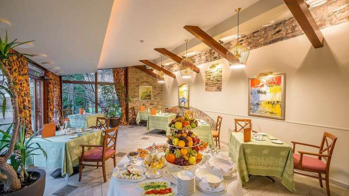 Ein Esszimmer mit vielen Tischen und Stühlen