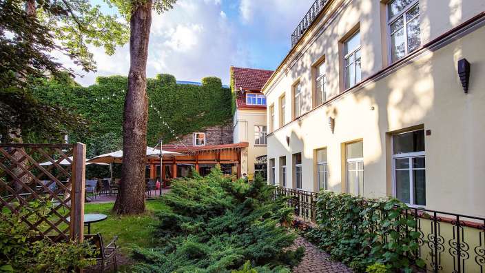 Ein großes Gebäude mit vielen Fenstern und Bäumen