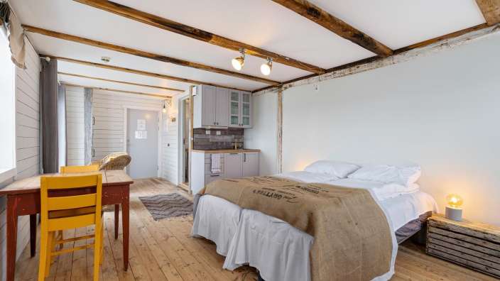 Ein Schlafzimmer mit einem Bett und einem Tisch