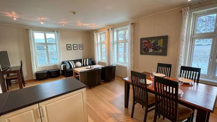 Ein Wohnzimmer mit einem Esstisch und Stühlen
