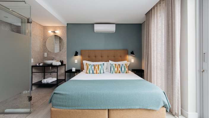 Ein Schlafzimmer mit einem Bett und einem Waschbecken