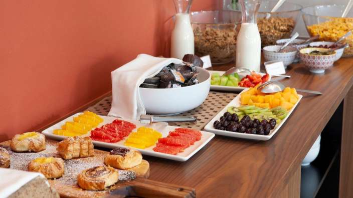 Eine Auswahl an Obst und Desserts auf einem Holztisch