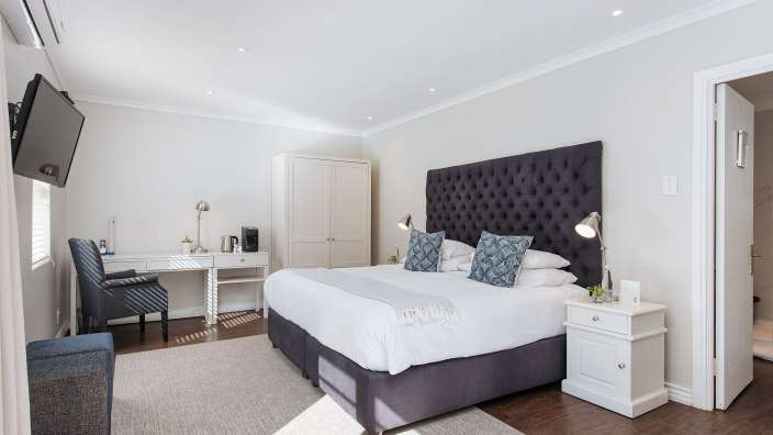 Ein Schlafzimmer mit einem Kingsize-Bett und einem Fernseher