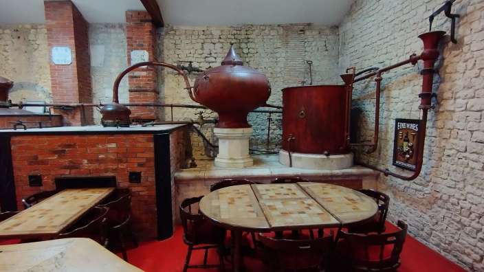 Ein Raum mit einem Tisch und Stühlen und einem Schild an der Wand