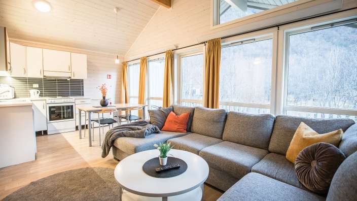 Ein Wohnzimmer mit einer grauen Couch und einem weißen Tisch