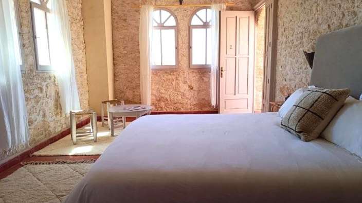 Ein Schlafzimmer mit einem Bett und einer Tür mit der Nummer 12 darauf