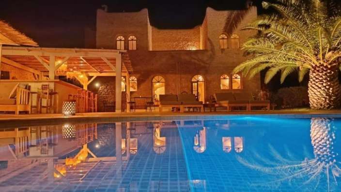 Ein großer Pool mit einem Gebäude im Hintergrund