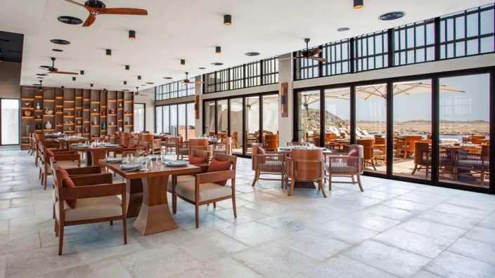 Ein großes Restaurant mit vielen Tischen und Stühlen