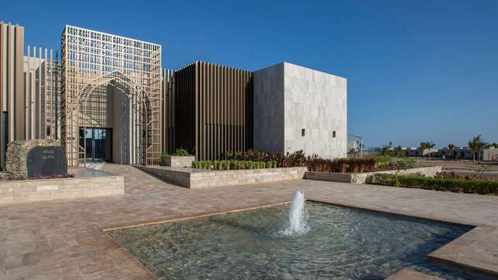 Ein Gebäude mit einem Brunnen davor und einem Schild, das sagt ' dubai '