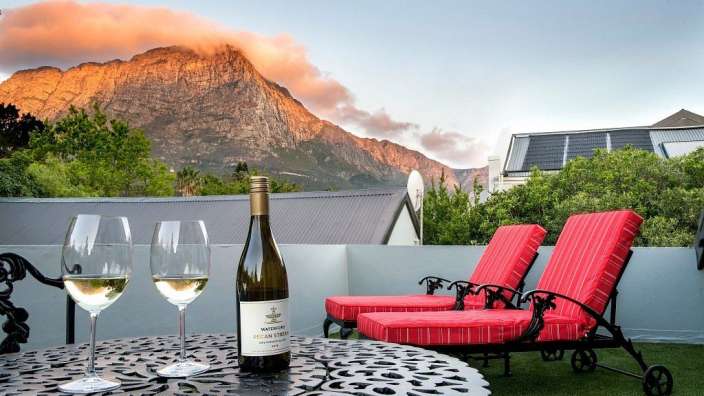 Zwei Gläser Wein und eine Flasche Wein auf einem Tisch