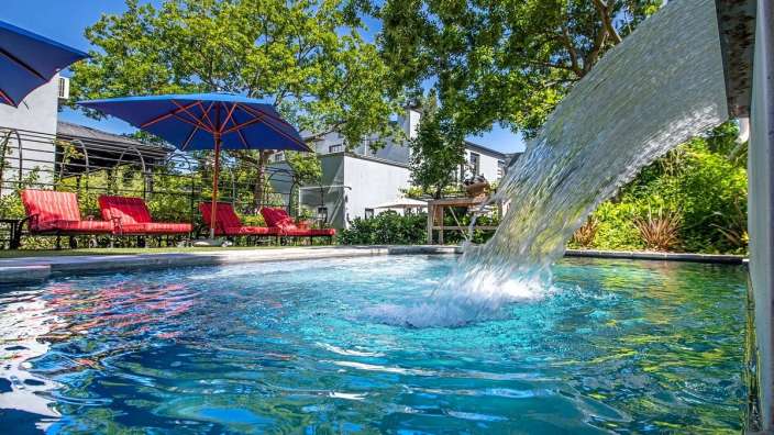 Ein Wasserfall stürzt in einen Swimmingpool