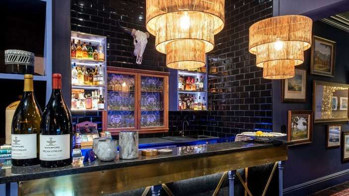 Eine Bar mit zwei Flaschen riesling auf der Theke