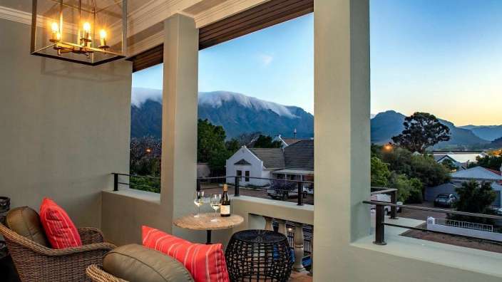 Ein Balkon mit einem Tisch und zwei Gläsern Wein