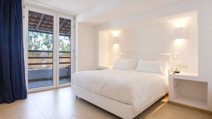 Ein Schlafzimmer mit einem Bett und einem Fenster