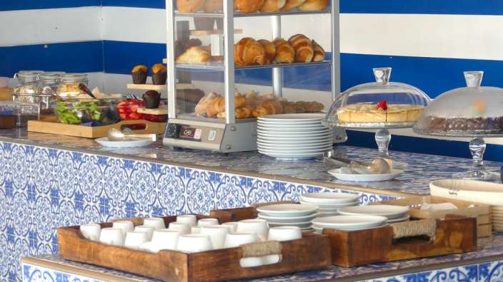 Ein Buffettisch mit vielen Tassen und Tellern