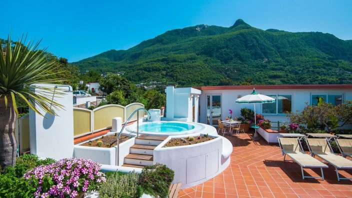 Ein Whirlpool auf einem Dach mit einem Berg im Hintergrund