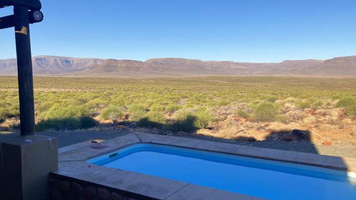 Ein blauer Pool mit einer Flasche bier neben ihm