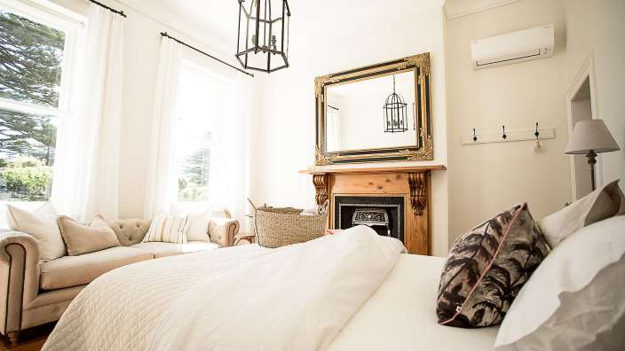 Ein Schlafzimmer mit einem Bett und einem Kamin