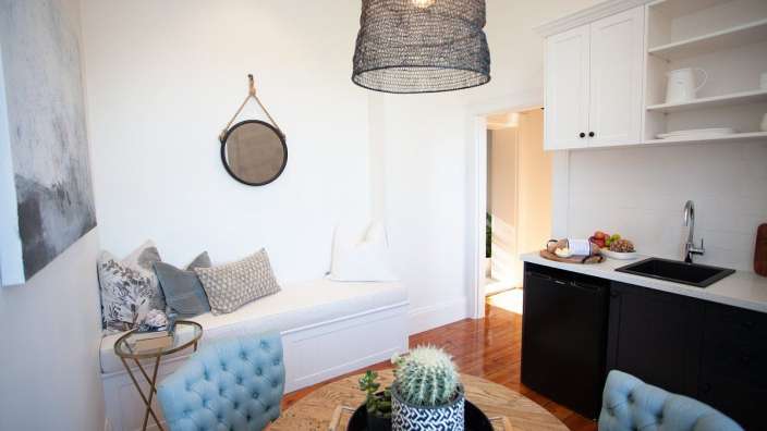 Ein Esszimmer mit einem Tisch und einem Stuhl