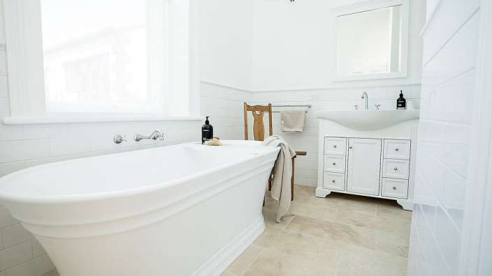 Ein Badezimmer mit einer Badewanne und einem Waschbecken