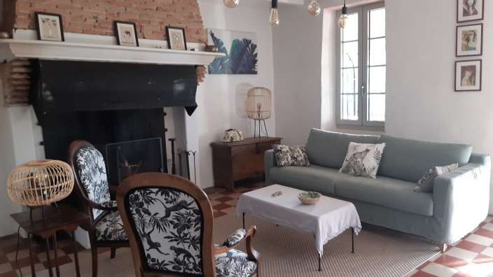 Ein Wohnzimmer mit einem Couchtisch und einem Kamin