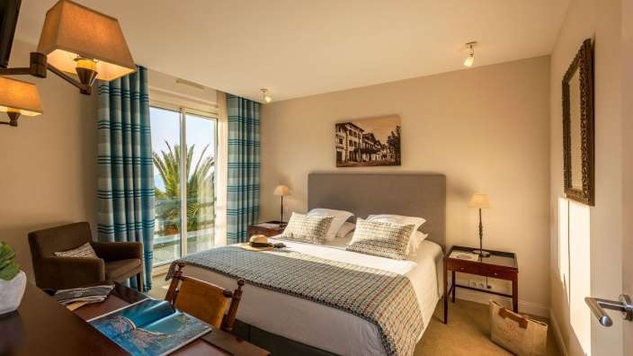 Ein Hotelzimmer mit einem Bett und einem Stuhl