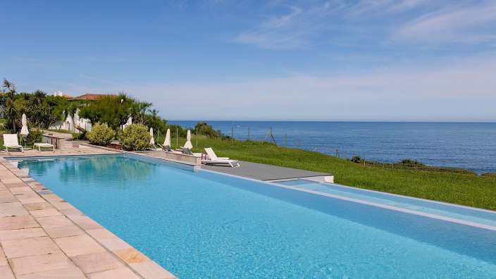 Ein riesiger Swimmingpool mit Blick auf das Meer