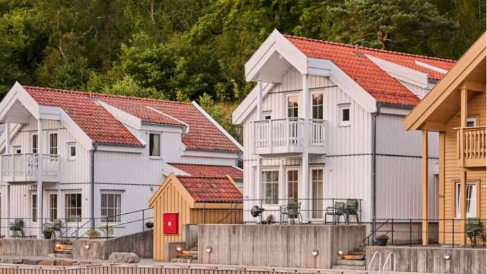 Eine Reihe von weißen Häusern mit roten Dächern