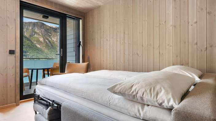 Ein Schlafzimmer mit einem Bett und einem Couchtisch