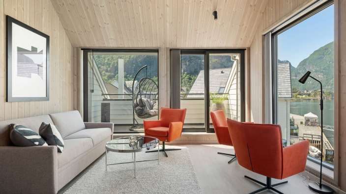 Ein Wohnzimmer mit einer Couch und zwei Stühlen