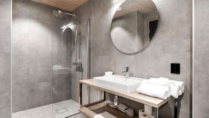 Ein Badezimmer mit einem Waschbecken und einem Spiegel