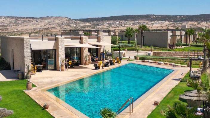 Ein großer Swimmingpool in der Nähe eines Hauses