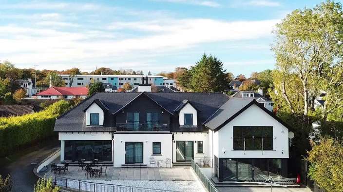 Blick über die Bucht: Gästehaus bei Portree