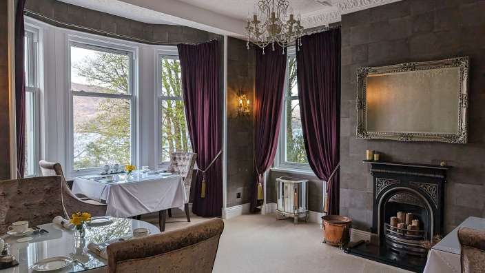 Ein Esszimmer mit einem Tisch und Stühlen und einem Kamin