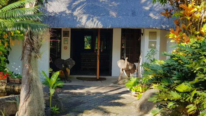Der Eingang zu einem Haus mit Strohdach