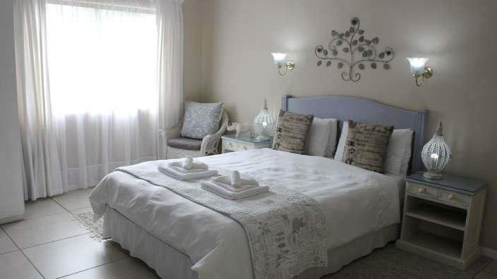 Ein Schlafzimmer mit einem Bett und zwei Nachttischen